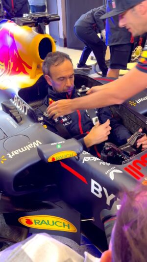Rodrigo Sepúlveda Instagram - Experiencia única sobre un @f1 ! 🏁🏎️
Muchísimas gracias por la tremenda posibilidad @redbullcl @redbullracing !! 🔥🔥
Y por la generosidad al 🏎️ @p.friesacher 💪🏾💪🏾🇨🇱🇨🇱
@mega.tv 
#Sepu