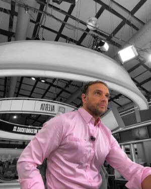 Rodrigo Sepúlveda Instagram - Ustedes evalúan. Ustedes deciden. No tengo idea si mi trabajo lo hago bien, mal o más o menos. Ustedes son los que pondrán la nota final. Lo único que SÍ les puedo afirmar es que mi profesión la hago con amor y con una profunda pasión .
Feliz día del periodista 🎤🎙️📺📻📝 
#Sepu