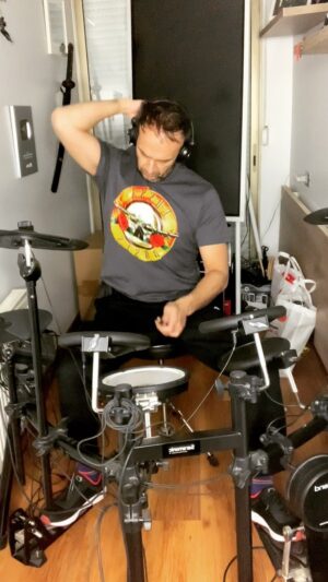 Rodrigo Sepúlveda Instagram - Sin editar! Así me gusta. 🥁🥁
Se pensó y se hizo ❤️❤️
Un poco de música! 
Bienvenido GUNS N’ROSES
#Sepu
