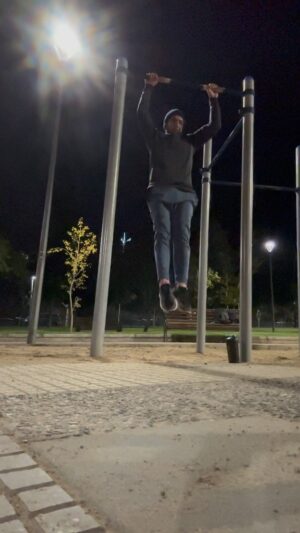 Rodrigo Sepúlveda Instagram - El cansancio a veces te frena pero no te debe ganar. La disciplina debe ser más fuerte. Las condiciones dan lo mismo lo importante es conectarte. Mi espacio, mi rutina, mi momento. Intentar progresar cada día. Aprender, corregir, avanzar. 
#Sepu