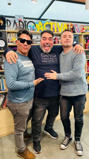 Rodrigo Villegas Instagram - Un conocedor, don Rodrigo 🗿

Ayer nos visitó el pulento @rodrigovillegascomediante, con quien estuvimos a pura risa en #ElPortaldelWeb 🫣.

Aunque, sin duda alguna, el momento que más nos llamó la atención fue cuando nos habló sobre @meruanews, asegurando que sus chistes estaban bastante buenos y recordando sus mejores chistes 😎.