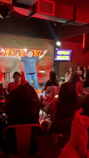 Rodrigo Villegas Instagram - Ayer un lleno total 🙌🏼 gracias por el cariño y la energía, se pasó muy bien 🥳 

Hoy #doñihue en el Gran Circo 🎪 de la Rupertina! 🫶🏼 

#playlist la última vuelta 🌎

#show #humor #standup #rv #parati #viral