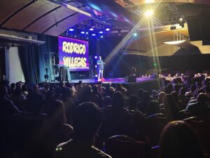 Rodrigo Villegas Instagram - Gracias #viña por tanto cariño! Una noche increíble con mucha energía positiva 🙌🏼

Si fuiste, comenta si te gusto! Un abrazo y feliz noche 🥳

#viñadelmar #standup #humor #rv