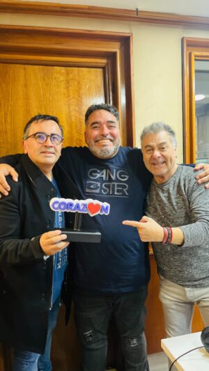 Rodrigo Villegas Instagram - Visita lujosa en la #NumeroUno, porque @rodrigovillegascomediante llegó para contarnos todo sobre su próxima presentación en Gran Arena Monticello, este 19 de junio 😍.

Recuerda que si quieres ir a verlo, puedes comprar tus entradas a través de sistema @topticketchile 👀.
