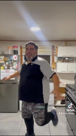 Rodrigo Villegas Instagram - Esta semana se viene buena buena buena 🙌🏼
Así que estoy entrenando para verme bien y bajar unos gramos 🤣🤣🤣

 #parati #viral #deporte #aerobics #rv #yo #comedia #curico #santiago #lascabras #playlist #show #standup #humor