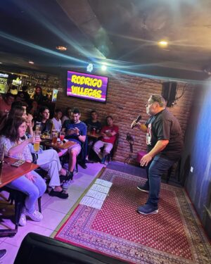 Rodrigo Villegas Instagram - Ayer en @lihuen_comedia #concepcion se pasó espectacular! Gracias por el cariño 🙌🏼

#rv #humor #standup