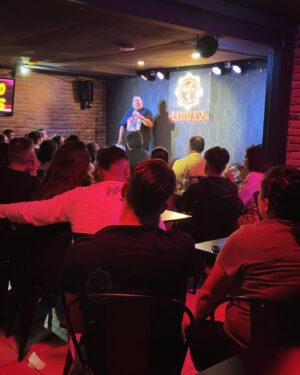 Rodrigo Villegas Instagram - Ayer en @lihuen_comedia #concepcion se pasó espectacular! Gracias por el cariño 🙌🏼

#rv #humor #standup