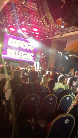 Rodrigo Villegas Instagram - Gracias por el cariño y a todas las personas que van a mi show a lo largo del país! 

Los abrazo a todos y seguimos viajando y llevando #Playlist 🙌🏼

#rv #humor #show