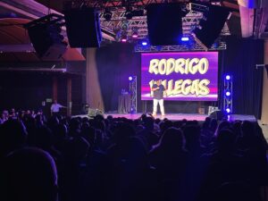 Rodrigo Villegas Instagram - Gracias #viña por tanto cariño! Una noche increíble con mucha energía positiva 🙌🏼

Si fuiste, comenta si te gusto! Un abrazo y feliz noche 🥳

#viñadelmar #standup #humor #rv