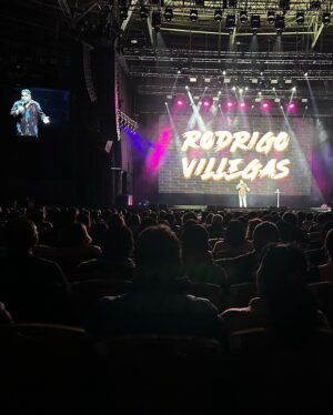 Rodrigo Villegas Instagram - Experiencia maravillosa en @granarenamonticello 🙌🏼 gracias por la invitación y gracias por el público que asistió, si fuiste y estuviste ahí, cuéntame qué tal te pareció el show!

Un abrazo y hoy nos vemos en #concepcion a pocas horas de estar con ustedes 🙌🏼

#rv #parati #viral #show #humor #playlist