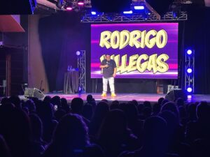Rodrigo Villegas Instagram - Gracias #viña por tanto cariño! Una noche increíble con mucha energía positiva 🙌🏼

Si fuiste, comenta si te gusto! Un abrazo y feliz noche 🥳

#viñadelmar #standup #humor #rv