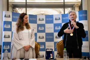 Roger Waters Instagram - My brothers and sisters in Rio give me such hope, they are so beautiful.✊🏼

Today Monica Benicio awarded Roger Waters with the “Pedro Ernesto Medal”, the highest honor offered by the City Council of Rio de Janeiro. For his artistic career, his commitment to Human Rights, his fight against all forms of oppression and for a free world, and for his engagement in the fight for justice for #MarielleFranco.

📸: KATE IZOR