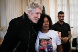 Roger Waters Instagram - My brothers and sisters in Rio give me such hope, they are so beautiful.✊🏼

Today Monica Benicio awarded Roger Waters with the “Pedro Ernesto Medal”, the highest honor offered by the City Council of Rio de Janeiro. For his artistic career, his commitment to Human Rights, his fight against all forms of oppression and for a free world, and for his engagement in the fight for justice for #MarielleFranco.

📸: KATE IZOR