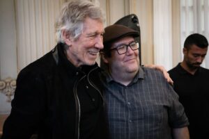 Roger Waters Instagram - My brothers and sisters in Rio give me such hope, they are so beautiful.✊🏼

Today Monica Benicio awarded Roger Waters with the “Pedro Ernesto Medal”, the highest honor offered by the City Council of Rio de Janeiro. For his artistic career, his commitment to Human Rights, his fight against all forms of oppression and for a free world, and for his engagement in the fight for justice for #MarielleFranco.

📸: KATE IZOR