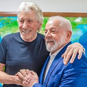 Roger Waters Instagram - Repost @lulaoficial:

Tivemos a honra de receber o vocalista e compositor @rogerwaters , no Palácio do Planalto. Artista histórico, vocalista da banda britânica Pink Floyd, Roger é voz na defesa dos direitos humanos, sempre com letras que refletem uma posição crítica às forças de opressão de povos pelo mundo.

📸 @ricardostuckert
