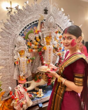 Roja Paromita Dey Instagram - Bijoyate shobche beshi shajte hoi tate dukkho ektu kom hoi ☺️🌺♥️

Shubho Bijoya #Pujo2023