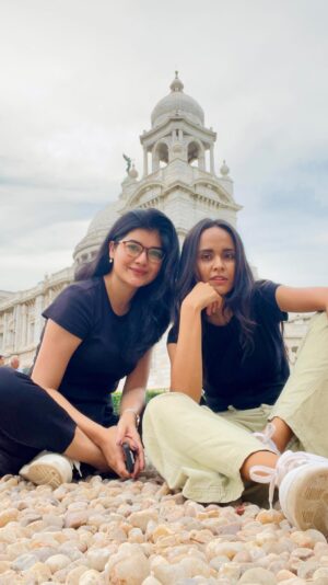 Roja Paromita Dey Instagram - Day well spent cursing Curzon and Clive with @nibedita_k_ 😜 at Victoria Memorial 

#friendshipgoals ♥️