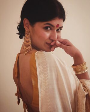 Roja Paromita Dey Instagram - Log darte hain kaatil ki parchhayi se
Humne qatil ke dil mein bhi ghar kar lia 🌺