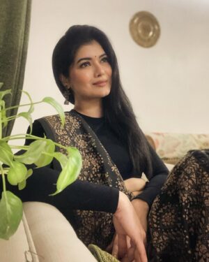 Roja Paromita Dey Instagram - Ae gham-e-zindagi na ho naraaz,
Mujhko aadat hai muskuraane ki.. 
♥️