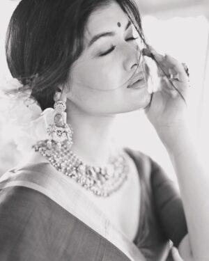 Roja Paromita Dey Instagram - ♥️

Jewellery @idnanacreations_india 
📸 @somnath_roy_photography 
Hair and makeup - @navinmakeupartist