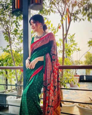 Roja Paromita Dey Instagram - It’s not love darling .. it’s the heat wave..drink water 🥰