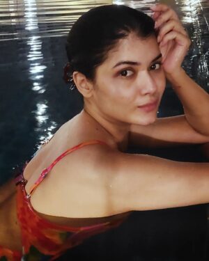 Roja Paromita Dey Instagram - kuch baatein ankahi rehne do
kuch baatein ansuni rehne do
sab baatein dil ki keh di agar
phir baaki kya reh jaayega
sab baatein uss ki sunn li agar
phir baaki kya reh jaayega
ik ojhal be-kali rehne do
ik rangeen anbani dunya main
ik khidki ankhuli rehne do

🥰
