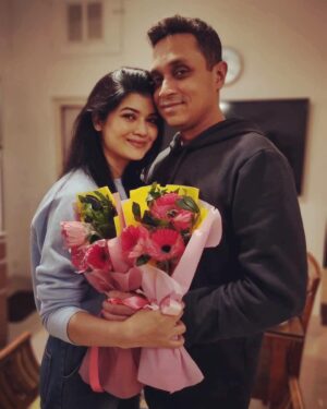 Roja Paromita Dey Instagram - Four years of phooling around.. Happy Anniversary @indraneel.88 ♥️♥️♥️

Pc 📸 @voyageur_solitaire