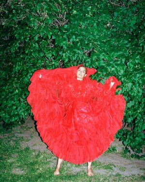 Rojda Sekersöz Instagram - @martathisner fotade mig en gång när jag höll på att drunkna i @maisonvalentino ❤️