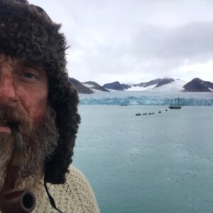 Roland Møller Instagram - Now Peter Piper picked peppers, 
but Roland rapped rhymes.
Humpty Dumpty fell down, that's his hard time. 
Now little Bo Peep cold lost her sheep
And Rip van Winkle fell the hell asleep.
And Alice stilled her hunger in Wonderland
Jack, Jill busta in his hand.
And Jam Master Jay is making out our sound,
The turntables might wobble but they don't fall down. 

Glæd dig til at se den storstilede britiske dramaserie “The North water” - en kamp mod de ydre og indre dæmoner. 

Serien bygger på Ian McGuires kritikerroste roman ’Nordhavet’. Meget af den er filmet i Ishavet nord for Svalbard – længere mod nord end nogen tidligere dramaproduktion er blevet indspillet, ifølge filmholdet.

Se alle fem afsnit fra den 15. oktober kl. 06:00 på DRTV. @drtv_dr

#intoku
#affectionate 
#imprivileged 
#danishviking 
#stilldontgivea🖕🏼- but I do care alot. 
#eleutheromania 
#menfromthenorth 
#scandinavianvillain 
#weaponizeyourprivilege 
#notyourordinarygentleman