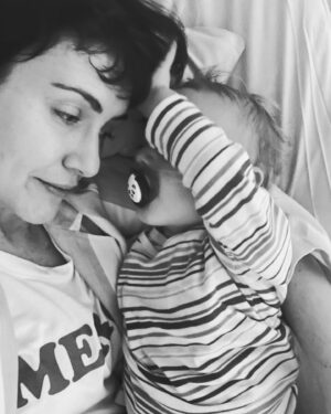 Rolanda Marais Instagram - Die naweek was maar hospitaal-agtig. Niks erger as om n siek baba te hê nie. 🖤🤍🖤🤍