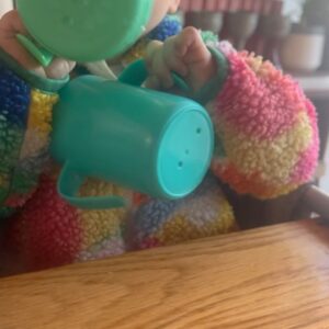 Rolanda Marais Instagram - Watse tipe sippy cup verkies jou Baba? Ek het nou twee probeer . Die een met n strooitjie ,superstar weighted straw cup en die easy flow 360 non-spill cup.. Lykmy Naudé verkies die een met die strooitjie .... nie een van Hulle mors nie so dis nogal n wen.. Ek onthou Charlotte het weer die easyflow 360 verkies... Ek glo daaraan om maar aan te hou probeer..kids verander mos daagliks... dalk hou hy môre weer van die ander een... kry 15 % afslag op enige @tommeetippeeza produk as jy kode gebruik: rolandam15 . Click net op die link in my bio wat jou direk na die webtuiste Sal neem. Sterkte met jou journey mama! #sippycups #ttza #tommeetippeeza #ttzaambassador
