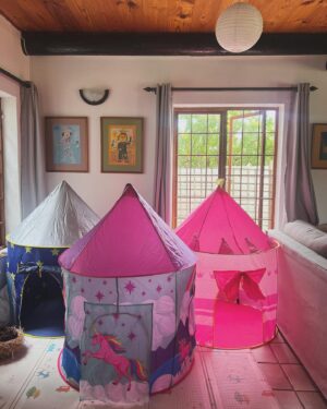 Rolanda Marais Instagram - Jy weet dis kersfees met klein kids as daar skielik n tented camp in die huis is 😂💙💜🎀 lovit #christmaswithkids