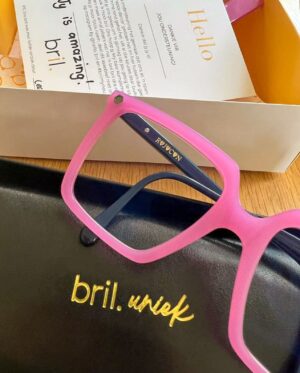 Rolanda Marais Instagram - Brille & “AI” 

Maak jou eie bril met die “Bril Uniek” program by @hello_bril 

1: Skandeer jou gesig (“AI” sal vir jou ‘n paar voorstelle gee) 
2: Kies jou raam
3: Kies jou kleure 
4: Sit jou naam op (of dié van jou geliefdes)

Jy kan selfs die grote van die raam verander, tesame gee ons jou meer as 60 miljoen opsies. Stuur vir ons ‘n DM vir meer inligting 🫶🫶🫶👓

Lense deur @zeissvision