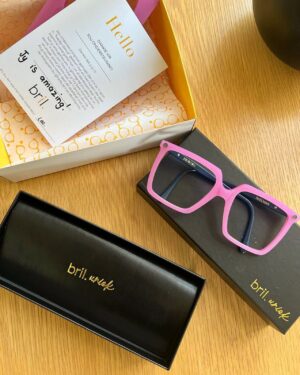 Rolanda Marais Instagram - Brille & “AI” 

Maak jou eie bril met die “Bril Uniek” program by @hello_bril 

1: Skandeer jou gesig (“AI” sal vir jou ‘n paar voorstelle gee) 
2: Kies jou raam
3: Kies jou kleure 
4: Sit jou naam op (of dié van jou geliefdes)

Jy kan selfs die grote van die raam verander, tesame gee ons jou meer as 60 miljoen opsies. Stuur vir ons ‘n DM vir meer inligting 🫶🫶🫶👓

Lense deur @zeissvision