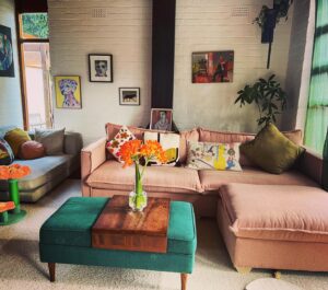 Rolanda Marais Instagram - Mal oor ons nuwe pienk bank 🤍🌷 #ooswestuisbes #midcenturyhome @bellvillefurniture
