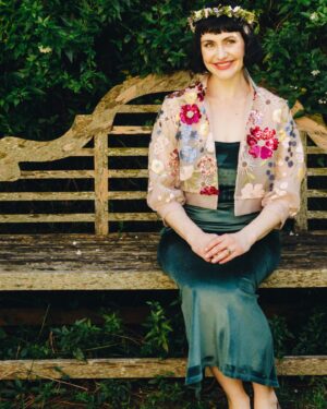 Rolanda Marais Instagram - Sy bring die styl en opregte gesels na enige partyjie. Dankie @rolandamarais vir die lekker saamkuier, entoesiasme en lag tydens ons @gardendaysa partytjie. 
📷 @tegansmithphotography 👗 @all.my.friends.za grimering @madeleinehairandmakeup 
#stylvol #rolandamarais #gardenday