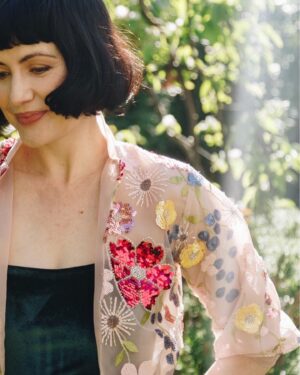 Rolanda Marais Instagram - Sy bring die styl en opregte gesels na enige partyjie. Dankie @rolandamarais vir die lekker saamkuier, entoesiasme en lag tydens ons @gardendaysa partytjie. 
📷 @tegansmithphotography 👗 @all.my.friends.za grimering @madeleinehairandmakeup 
#stylvol #rolandamarais #gardenday