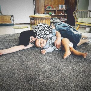 Rolanda Marais Instagram - Moederskap hou my plat op die aarde. Letterlik en figuurlik. #motherhood