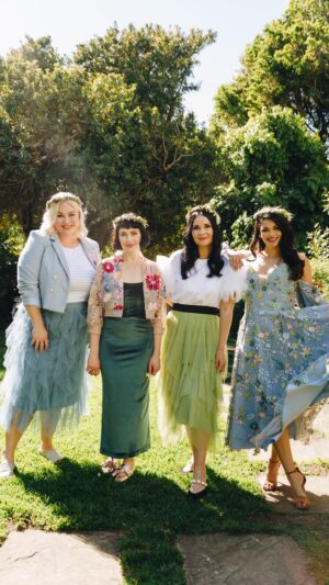 Rolanda Marais Instagram - That @gardendaysa vibe! The perfect excuse to dress up and have some fun!  @stylvol.co.za invited @zbzoebrown and  @rolandamarais to celebrate in style. Remember Gardenday is on Sunday 15 October.
—-
Gebruik Tuindag as verskoning om mooi aan te trek en ‘n heerlike kuier saam met vriendinne te reël. @stylvol.co.za het @rolandamarais en @zbzoebrown vir ‘n stylvolle kuier genooi.

📷 @tegansmithphotography Make-up @madeleinehairandmakeup Crowns @foxglovestudiocpt 👗 @all.my.friends.za (Zoe and Rolanda) @nicciboutiques (Justine) @truworthsfashion @queensparksa @woolworths_sa (Suzanne)
#gardenday #gardendaysa #stylvol #zoebrown #rolandamarais