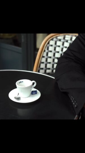 Romain Benn Instagram - Sous le ciel parisien, je m'installe seul à une terrasse, prêt à savourer mon café. À la table voisine, une femme entre dans le cadre de ma vie, nos regards se croisent, une connexion instantanée s'établit. En une minute, découvrez le début de cette histoire d'amour naissante.