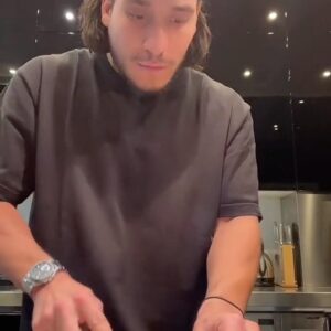 Romain Benn Instagram - Réaction de ma mère quand j’essaie de faire à manger pour ma meuf 😂

Et vous votre mère elle est pareille ?