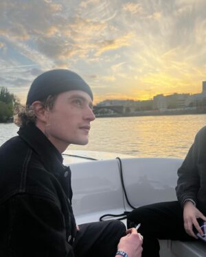 Romain Benn Instagram - Appelle à tous les amateurs de gastronomie et de vue spectaculaire. Hier j’ai été invité à l’événement de la brasserie Polpo où j’ai découvert leur magnifique péniche et spécialités culinaires. Des plats aux desserts tout était délicieux et la vue sur la Seine était à couper le souffle. Merci à l’équipe de la brasserie Polpo pour leur réception et leur attention aux détails. Si vous cherchez un endroit pour savourer des plats simples mais raffinés avec un cadre atypique, je ne peux que vous recommander d’aller les visiter.