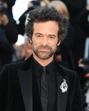 Romain Duris Instagram - Merci au @festivaldecannes c’était grand !!! Merci Michel et toute l’équipe ✨💫 Coupez ! En salles c’est drôle foncez #michelhazanavicius @coupez_lefilm @pan_europeenne @octave.de.b
