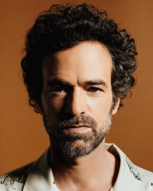 Romain Duris Instagram - Merci Michel ! COUPEZ ! ✨✨ en salles 💥 #michehazanavicius #berenicebejo @finneganoldfield #gregorygadebois @raphael.quenard @sebastien.chassagne @jipac_shakur. 📷 @lesjouesrouges