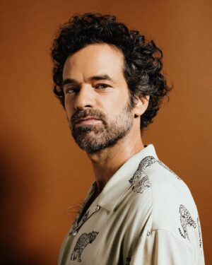 Romain Duris Instagram - Merci Michel ! COUPEZ ! ✨✨ en salles 💥 #michehazanavicius #berenicebejo @finneganoldfield #gregorygadebois @raphael.quenard @sebastien.chassagne @jipac_shakur. 📷 @lesjouesrouges