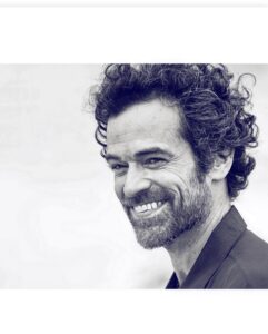 Romain Duris Instagram - Merci Michel ! COUPEZ ! ✨✨ en salles 💥 #michehazanavicius #berenicebejo @finneganoldfield #gregorygadebois @raphael.quenard @sebastien.chassagne @jipac_shakur. 📷 @lesjouesrouges