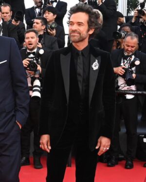Romain Duris Instagram - Merci au @festivaldecannes c’était grand !!! Merci Michel et toute l’équipe ✨💫 Coupez ! En salles c’est drôle foncez #michelhazanavicius @coupez_lefilm @pan_europeenne @octave.de.b