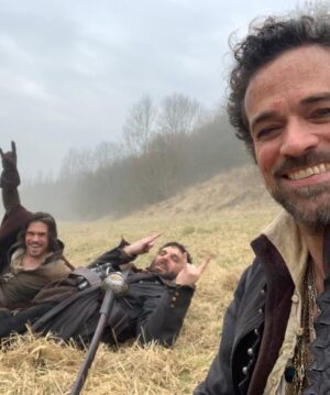 Romain Duris Instagram - MERCI à tous 💥 
C’était fou ⚔️✨⚔️ 

Bravo à l’équipe 💫. 

Les trois mousquetaires aujourd’hui en salles 

@francoiscivilofficiel @piomarmai @vincentcassel @evagreenweb @lynakhoudri #vickykrieps @martin_bourboulon @dimitri_rassam @pathefilms