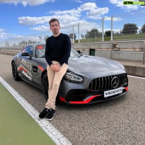 Romain Monti Instagram - 2 jours de folie avec @vredestein à la découverte du nouveau pneu Ultrac Pro, d’abord en passager de @giancarlofisichellaofficial en Ferrari, puis ensuite au volant d’une Mercedes AMG GT ! 🔥

Un pneu été haut de gamme, asymétrique, du 18 au 24 pouces, dont l’objectif annoncé est de concilier sportivité et confort 🛞

J’ai donc pu le tester en conditions réelles, sur des petites routes et sur circuit⛰️ 🏁

Sans être un pneu orienté track day, le test est passé avec succès aussi bien sur piste que sur route, avec un bon niveau de grip, tout en conservant une belle constance: le train de pneus utilisé sur la voiture de Fisichella qui a enchaîné les baptêmes bien bien sportifs toute la journée…était toujours opérationnel pour une nouvelle journée👌🏼

Fun fact: le design a été fait en collaboration avec Italdesign. Je ne savais pas que l’on pouvait étudier le design d’un pneu ! 👨🏻‍🎨

P.S: Séville, c’est vraiment une ville stylée

#Vredestein #VredesteinTakesOn #Summer #UltracPro #sponsorisé