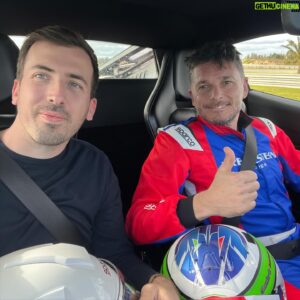 Romain Monti Instagram - 2 jours de folie avec @vredestein à la découverte du nouveau pneu Ultrac Pro, d’abord en passager de @giancarlofisichellaofficial en Ferrari, puis ensuite au volant d’une Mercedes AMG GT ! 🔥

Un pneu été haut de gamme, asymétrique, du 18 au 24 pouces, dont l’objectif annoncé est de concilier sportivité et confort 🛞

J’ai donc pu le tester en conditions réelles, sur des petites routes et sur circuit⛰️ 🏁

Sans être un pneu orienté track day, le test est passé avec succès aussi bien sur piste que sur route, avec un bon niveau de grip, tout en conservant une belle constance: le train de pneus utilisé sur la voiture de Fisichella qui a enchaîné les baptêmes bien bien sportifs toute la journée…était toujours opérationnel pour une nouvelle journée👌🏼

Fun fact: le design a été fait en collaboration avec Italdesign. Je ne savais pas que l’on pouvait étudier le design d’un pneu ! 👨🏻‍🎨

P.S: Séville, c’est vraiment une ville stylée

#Vredestein #VredesteinTakesOn #Summer #UltracPro #sponsorisé